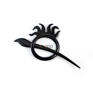 Broche pieuvre en corne de buffle faite à la main, épingle à châle, bâtonnet à cheveux de style vintage, bijoux durables fabriqués au Vietnam - Product Image 1