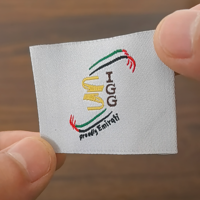 Etiquetas Tejidas Cortadas con Láser Personalizadas para Ropa, Etiquetas para el Cuello de Vestidos Largos con Fondo Blanco y Logotipo Negro - Lavables