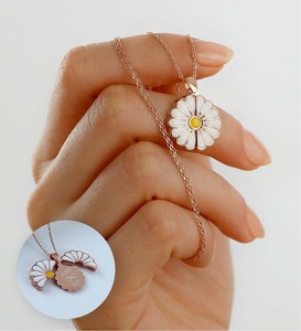 Collana con Ciondolo Rotante in Ottone Placcato Oro, Best Seller Mondiale, con Catena a Maglie per Occasioni Speciali - Product Image 5