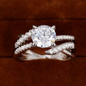 Anello di Fidanzamento Q333 per Donna in Oro Bianco con Diamante Taglio Brillante Rotondo Colore G Naturale e Diamanti Laterali - Product Image 3