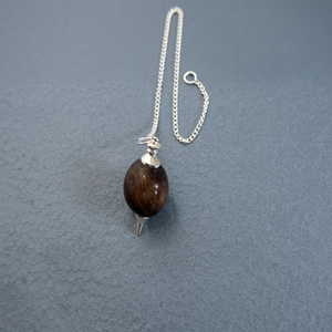 Vente en gros de pendule en boule d'agate en oeil de tigre style chakra chaîne en métal argenté pierre semi-précieuse naturelle pour la guérison - Product Image 1