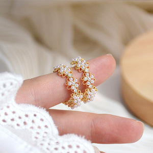 Orecchini a Cerchio con Fiori per Donne, Accessori Floreali Freschi per Uso Quotidiano, Outfit Casual e Regalo - Product Image 1