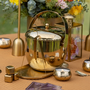 Casserole ronde en métal glamour avec couvercle en acier inoxydable et poignée en alliage de zinc - Product Image 1