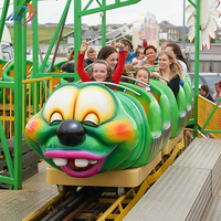 Manège de parc d'attractions, montagnes russes, poulie à vis sans fin, manèges à chenilles, train sur rail Budworm pour enfants