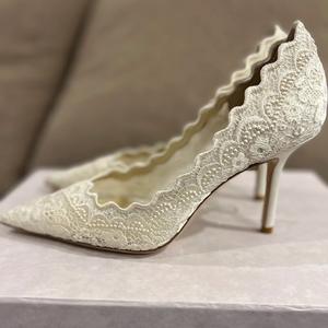 Chaussures de mariée personnalisées pour femmes, bout pointu, talon aiguille, ensemble de chaussures de mariage, dentelle blanche brodée, talon de 6 cm, chaussures de mariage pour la mariée - Product Image 1