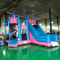 Château gonflable rose et bleu Princesse, thème La Reine des Neiges, avec grande toboggan pour les fêtes d'anniversaire des enfants, location pour entreprises