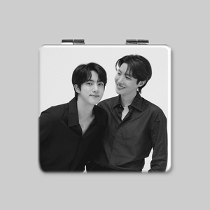 Venta al por mayor KPOP Idol Bangtan Boys 2025 FESTA 12th Anniversary <span class=keywords><strong>J</strong></span>-<span class=keywords><strong>Hope</strong></span> <span class=keywords><strong>JIN</strong></span> doble cara cuadrado plegable espejo de maquillaje portátil - Product Image 2