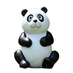 만화 팬더 동상 재생 축구 입상 야외 정원 장식을위한 대형 유리 섬유 폴리 수지 동물 조각
