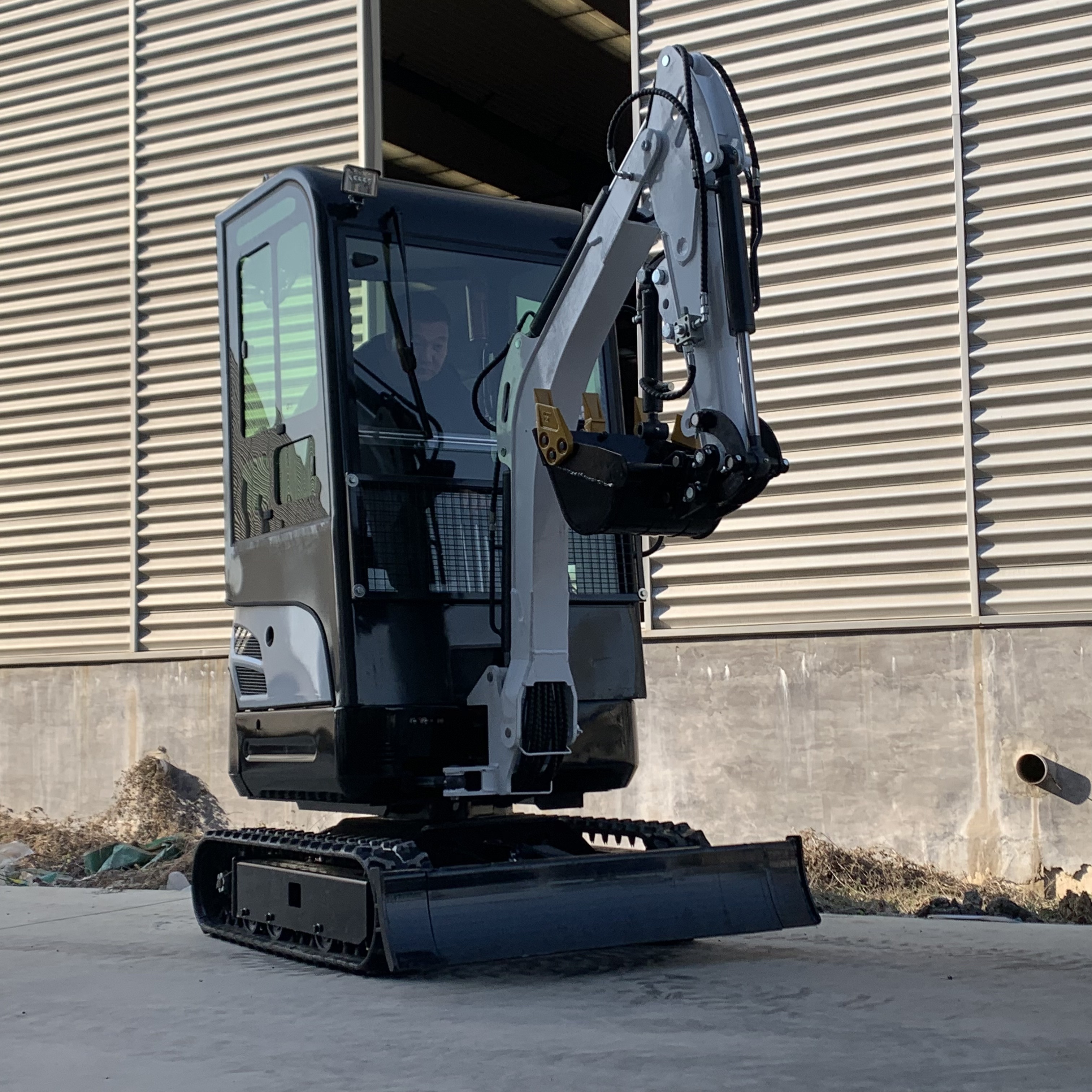 Free Shipping, Super Value, 1.5 Ton Mini Excavator, Used in Municipal Gardens and Other Places, High Cost Performance