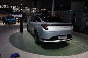 Arcfox <span class=keywords><strong>Alpha</strong></span> <span class=keywords><strong>S</strong></span> New Energy SUV électrique 1,5 L essence moteur automatique boîte de vitesses lumière intérieur berline voitures FWD EV d'occasion en gros bon marché - Product Image 3