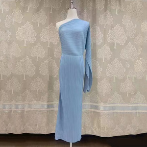 Robe maxi vintage d'été pour femmes, nouveau design plissé, robe à épaules dénudées, vêtements élégants pour femmes, fabricant de vêtements pour dames. - Product Image 6