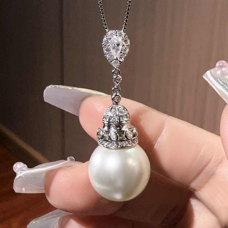 Pendentif perle blanche avec chaîne