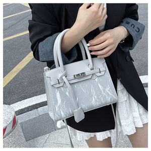 Sac fourre-tout structuré décontracté pour femme, style vintage moderne, inspiré des sacs à main texturés, avec fermoir à fermoirs, poignée supérieure et bandoulière amovible - Product Image 4