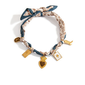 Collar de pañuelo de seda estilo europeo-americano con colgante de corazón y diseño de cartas de póker, sombrero de vaquero retro, accesorio para el cuello de otoño-invierno - Product Image 5