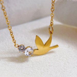 Collier pendentif en acier inoxydable et <span class=keywords><strong>colombe</strong></span> minimaliste pour femmes à la mode plaqué avec collier animal en zirconium en or 18 carats - Product Image 3