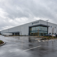 Entrepôt commercial moderne en structure métallique, panneaux sandwich isolés, atelier métallique durable, installation de distribution au détail