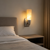 Luminaire en laiton texturé effet marbre, éclairage d'ambiance chaleureux pour salon et entrée de villa