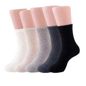 Calzini Morbidi in Pile Corallo per Tenere Caldi i Piedi in Inverno, Colore Unito Bianco e Nero, Versatili Calzini Natalizi - Product Image 1