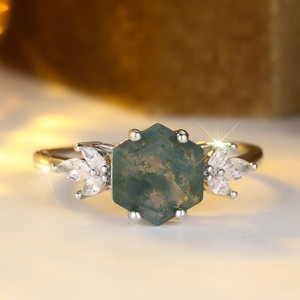 Anillo de Compromiso Único de Plata Bañada con Circonita Verde y Ágata Musgosa Inspirado en la Naturaleza, Grabable, de Joyería Fina Abiding - Product Image 1