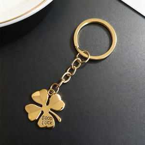 سلسلة مفاتيح معدنية على شكل ورقة البرسيم رباعية الأوراق بالجملة، تميمة حظ سعيد، حلقة مفاتيح مخصصة بشعار محفور، هدية بتشطيب ذهبي وفضي - Product Image 3