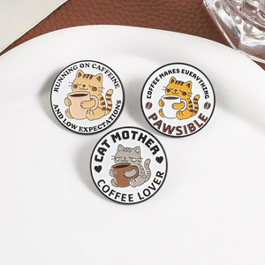 Al por mayor, pin de esmalte de metal personalizado con diseño de gato, insignias de solapa de animales lindos con temática de café, sin MOQ, de fábrica, broches de dibujos animados a granel para regalo - Product Image 1