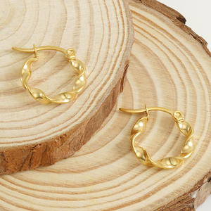 Pendientes de aro retorcidos chapados en oro de 18 quilates de acero inoxidable clásicos para niñas y mujeres, joyería de moda - Product Image 2