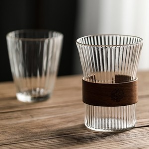 Vaso de Agua de Vidrio Rayado con Borde de Madera, para Oficina, Té, Café, Creativo, Aislado - Product Image 1