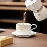 Tasse à café ou à thé en céramique blanche émaillée, peinte à la main avec des motifs floraux, élégante tasse d'hôte, tasse à usage personnel, tasse de bureau, mug à café