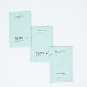 Kit de produits de toilette essentiels pour hôtel, format voyage, en sachets individuels, comprenant shampoing, après-shampoing et gel douche jetables - Product Image 3