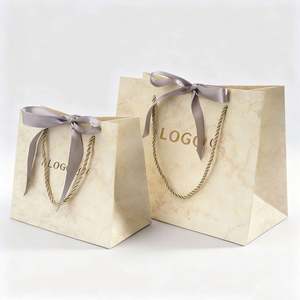 Sac en carton de boutique écologique personnalisé haut de gamme avec logo, noir mat, brun kraft, or, biodégradable, recyclable - Product Image 1