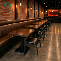Meubles de restaurant sur mesure Ron Group, chaise en métal, table carrée en bois massif, sièges en cuir haut de gamme modernes et luxueux.