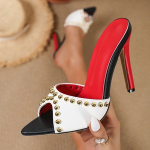 Mules à talons hauts sexy à bout pointu pour femmes, sandales de soirée élégantes à talons aiguilles avec semelle intérieure rouge et clous dorés de luxe - Product Image 1