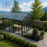 Véranda moderne en aluminium et verre rétractable, conçue avec un toit rétractable motorisé et de grands panneaux de verre pour les jardins domestiques