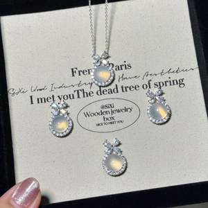 Collar con Colgante de Plata de Ley S925, Diseño Vintage Tejido, Flor de Iris Hueca Dorada, para Mujer, Estilo de Lujo de Alta Gama, con Circonita - Product Image 1