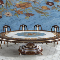 Ensemble de table à manger ronde de style baroque italien, table sculptée de luxe avec décor doré, chaises avec accents imprimés papillon
