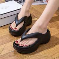 Nouvelles arrivées : tongs plates-formes Cloud Cushion pour femmes, sandales de plage, talons compensés, fabrication directe d'usine, pantoufles personnalisées
