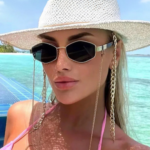 Lunettes <span class=keywords><strong>de</strong></span> <span class=keywords><strong>soleil</strong></span> polygonales <span class=keywords><strong>de</strong></span> luxe 2026 pour <span class=keywords><strong>femme</strong></span> <span class=keywords><strong>avec</strong></span> monture métallique losange et chaîne – Design tendance et personnalité affirmée - Product Image 3