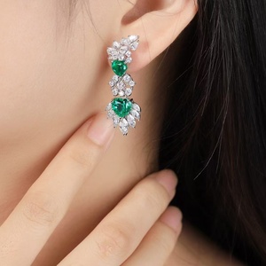 Pendientes Clásicos de Lujo para Mujer, Chapados en Oro de 14K, Joyería Impermeable para Bodas - Product Image 2