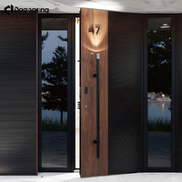 Porte d'entrée extérieure antivol minimaliste en treillis métallique avec texture grain de bois pour villas et maisons de plage en zones côtières
