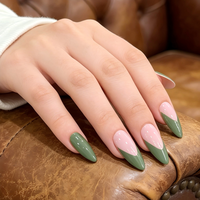 Faux Ongles à Presser Personnalisés en Gros, Vert Sauge, French Manucure en V, Forme Amande, Réutilisables, Qualité Salon