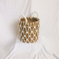 Eleve a decoração da sua casa com o Cesto de Rattan Aradea, habilmente feito com mistura de fibra de banana e macramê intrincado.