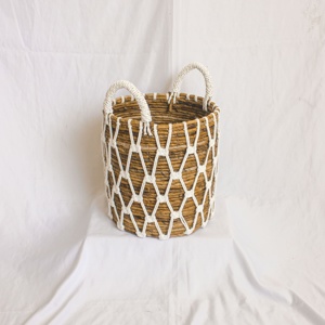Sublimez votre décoration intérieure avec le panier en rotin Aradea, expertement fabriqué à partir d'un mélange de fibres de banane et d'un macramé complexe. - Product Image 1