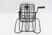 Cage à bingo avec jetons, cartes et boules de bingo, jeu de bingo