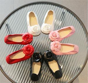 Sepatu dansa anak perempuan, Kasut Slip On bunga warna polos, kasual datar untuk putri - Product Image 1