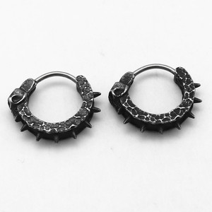Pendientes Punk Huggie de yunnique, pendientes de aleación de zinc con forma de calavera negra, accesorios de moda unisex - Product Image 2