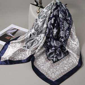 Foulard carré d'été pour femme 90x90 en gaze fine à imprimé numérique, antibactérien, géométrique, en polyester, pour mères d'âge moyen - Product Image 4