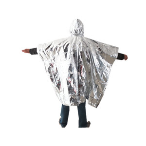 Ponchos de pluie d'urgence en feuille thermique couleur argent avec poncho de voyage en plastique personnalisé - Product Image 4
