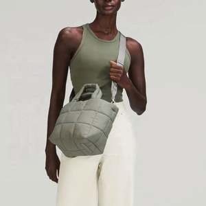 Muestra Gratis, Bolso Tote Cruzado Personalizado, Acolchado, Impermeable, con Tres Cierres, Unisex, Nueva Colección Invierno 2023 - Product Image 5