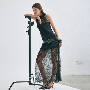 Elegante Vestido Largo de Encaje con Cuello Halter, Cintura Natural, Transparencias, para Eventos Nocturnos - Product Image 4