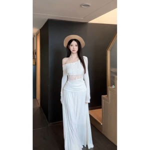 Completo da donna elegante con top monospalla in pizzo traforato e gonna a trapezio, Collezione Autunno 2025 - Product Image 4